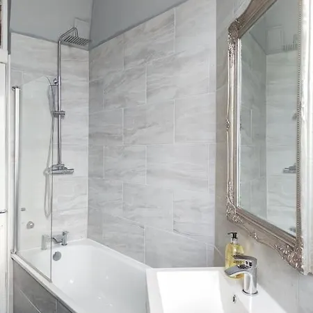 Апартаменты Beautiful Georgian New Town 2 Bed Эдинбург