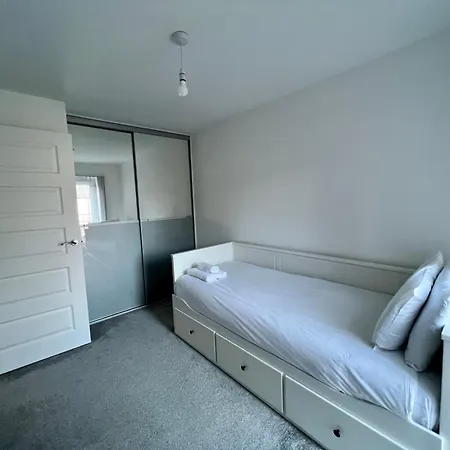 Beautiful 4-bedroom House With Private Garden & Parking 度假居 *