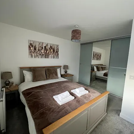 Beautiful 4-bedroom House With Private Garden & Parking * 爱丁堡