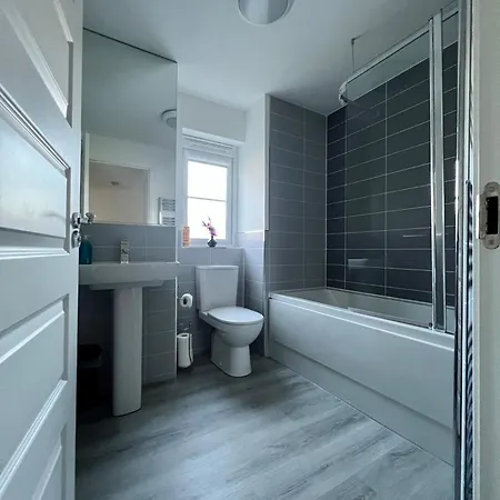 Beautiful 4-bedroom House With Private Garden & Parking 度假居 *