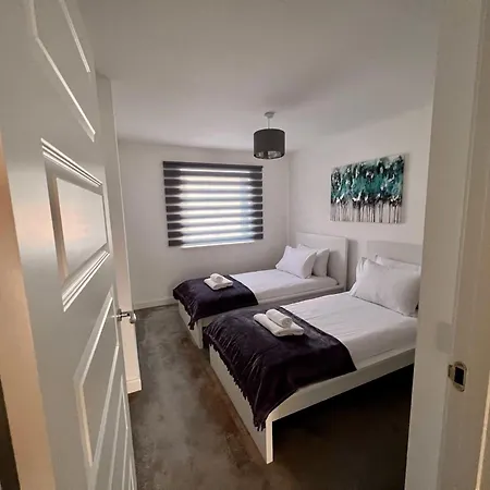 Beautiful 4-bedroom House With Private Garden & Parking Prázdninový dům