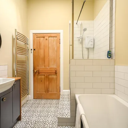 Апартаменты 5-br 3-bth Newington - Modern & Spacious
