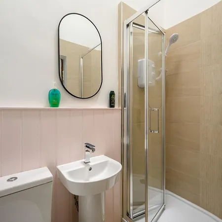 Апартаменты 5-br 3-bth Newington - Modern & Spacious *