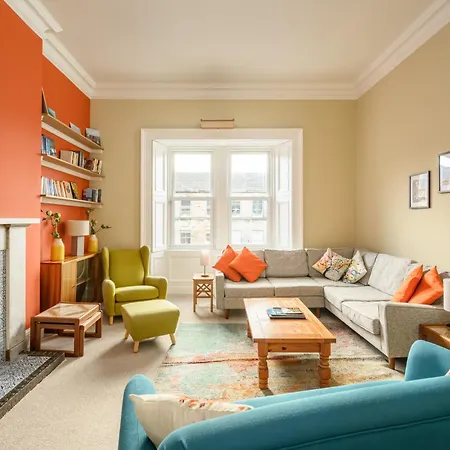 Апартаменты 5-br 3-bth Newington - Modern & Spacious