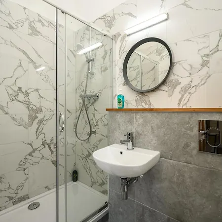 Апартаменты 5-br 3-bth Newington - Modern & Spacious