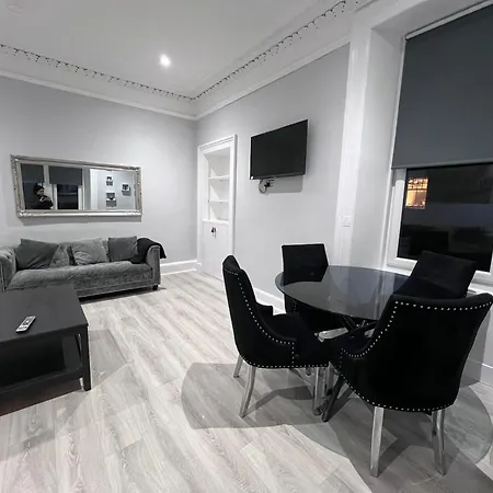 Lovely 4 Bedroom 2nd Floor Walk Up