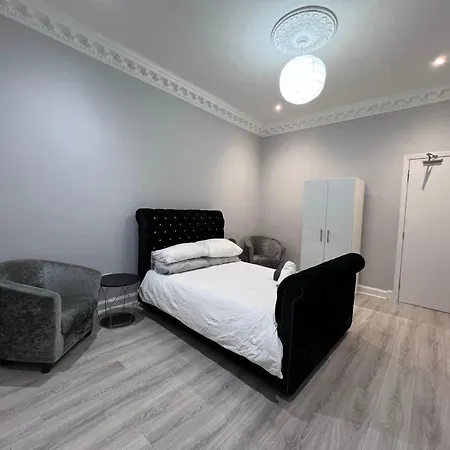 Lovely 4 Bedroom 2nd Floor Walk Up