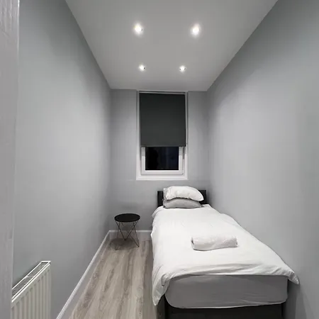 Apartment Lovely 4 Bedroom 2nd Floor Walk Up *