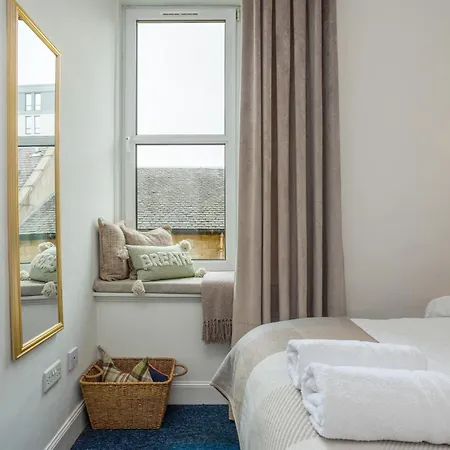 Stylish Flat Steps From Haymarket Station *