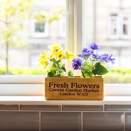 Cosy Roseburn Apartment, - 2 Bedrooms, Free Parking