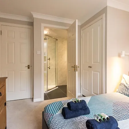 Cosy Roseburn Apartment, - 2 Bedrooms, Free Parking * Edinburgh