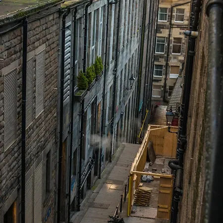 Quiet, 2 Bedroom Royal Mile Gem *