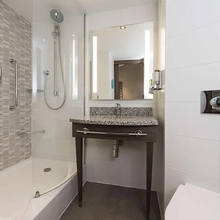 Hampton By Hilton West End מלון