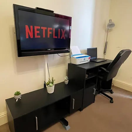 Comfy 2 Bedroom Flat Near City Center 公寓