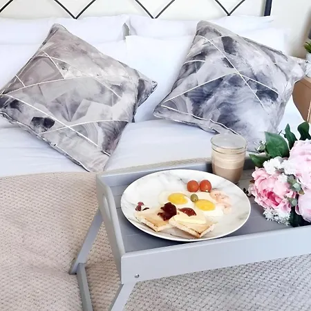 Comfy 2 Bedroom Flat Near City Center 公寓