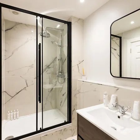 Righ - Luxurious Centre Three Bedroom Apartment