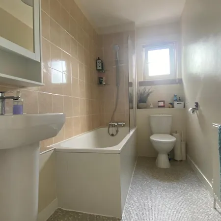 Cozy Bedroom In Shared With Free Parking