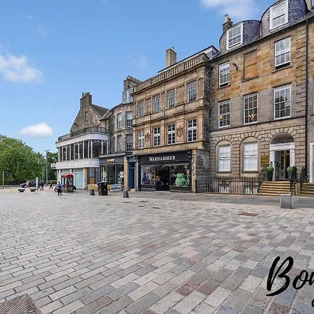 Voltaire - New Town 3br-2ba, Castle Street By Bonjour Residences *