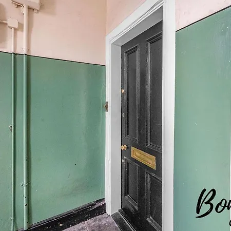 Voltaire - New Town 3br-2ba, Castle Street By Bonjour Residences