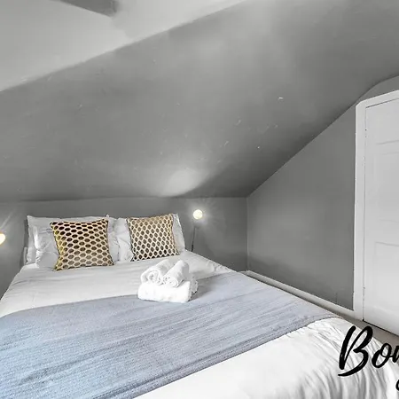 Voltaire - New Town 3br-2ba, Castle Street By Bonjour Residences