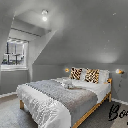 Voltaire - New Town 3br-2ba, Castle Street By Bonjour Residences Apartment *