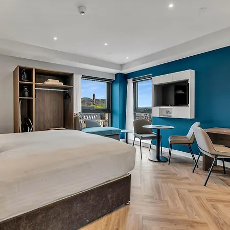 Roomzzz Aparthotel 4*
