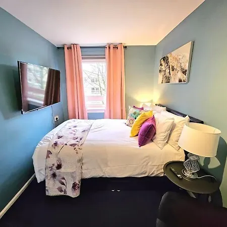 Apartment Lovely 3 Bedroom By Sensational Short Lets & Service With 6 Beds *