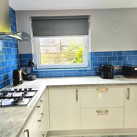 Lovely 3 Bedroom By Sensational Short Lets & Service With 6 Beds