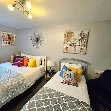 Lovely 3 Bedroom By Sensational Short Lets & Service With 6 Beds * Edinburg