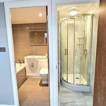 Lovely 3 Bedroom By Sensational Short Lets & Service With 6 Beds