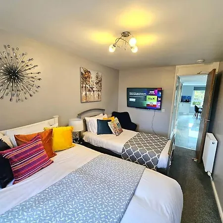 Lovely 3 Bedroom By Sensational Short Lets & Service With 6 Beds *