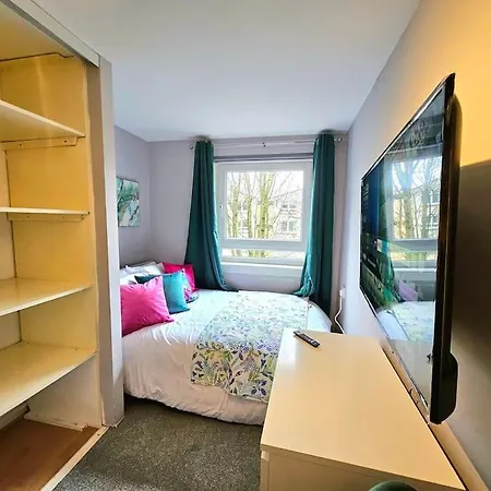 Lovely 3 Bedroom By Sensational Short Lets & Service With 6 Beds Lägenhet