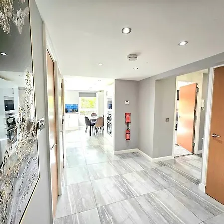 Daire Lovely 3 Bedroom By Sensational Short Lets & Service With 6 Beds Edinburgh