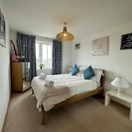 Modern Specious Three Bedroom In Apartment Edinburgh