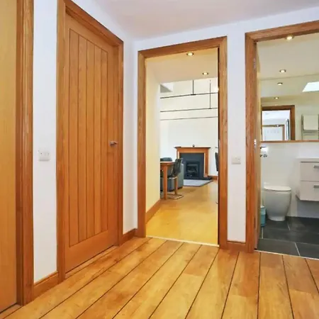 Cozy Mezzanine In Edinburgh's Old Town Apartment *