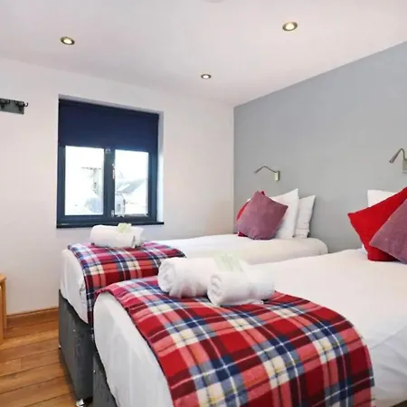 Cozy Mezzanine In Edinburgh's Old Town Apartment *