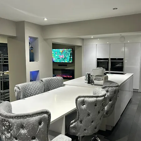 펜션 Large Modern Family In Murrayfield - Very Close To Centre - 10 Mins By Direct Bus - Private Driveway & Garden 에든버러