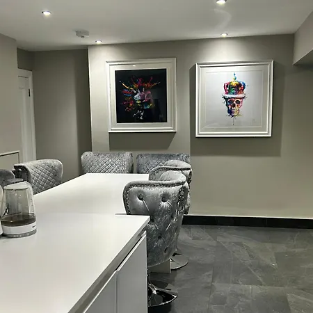 Large Modern Family In Murrayfield - Very Close To Centre - 10 Mins By Direct Bus - Private Driveway & Garden בית נופש אדינבורו