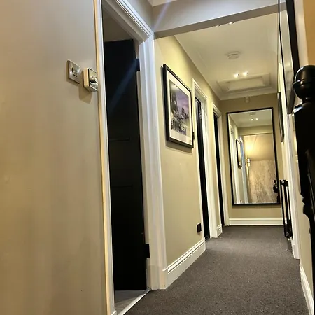 Large Modern Family In Murrayfield - Very Close To Centre - 10 Mins By Direct Bus - Private Driveway & Garden *