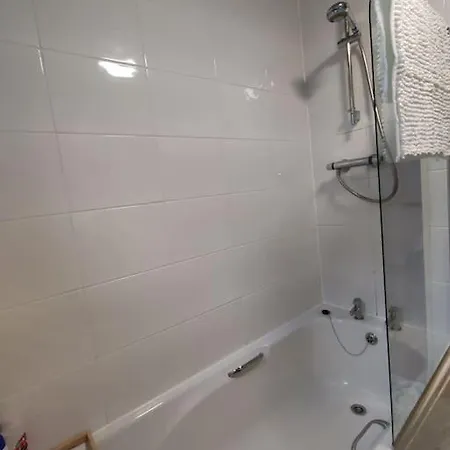 Apartment Flat With Balcony. Parking Included. Edinburgh