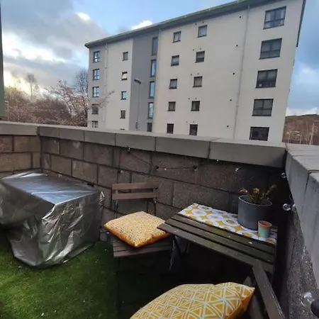 Flat With Balcony. Parking Included. * Edinburgh