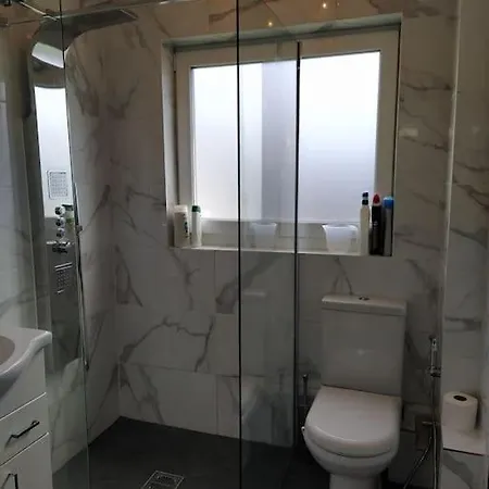 Double Ensuite Room, 1-minute Walk To Bus Stop *