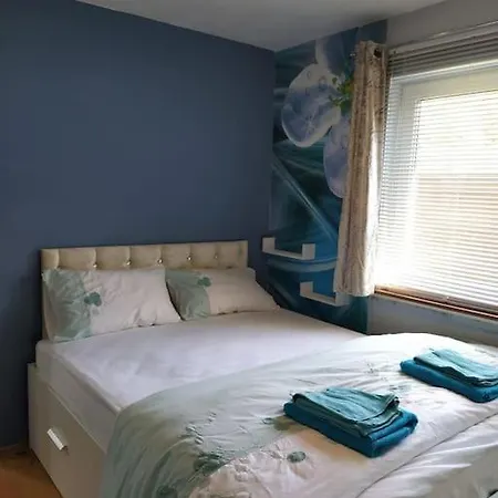 Ubytování v soukromí Double Ensuite Room, 1-minute Walk To Bus Stop