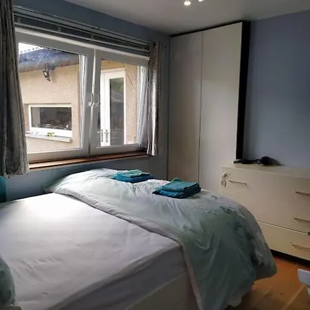 Double Ensuite Room, 1-minute Walk To Bus Stop Accommodatie bij particulieren Edinburgh