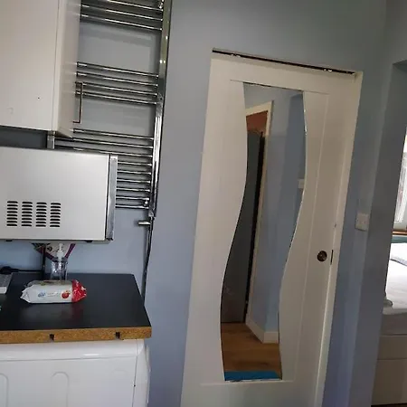 Ubytování v soukromí Double Ensuite Room, 1-minute Walk To Bus Stop *