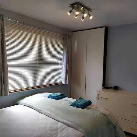 Double Ensuite Room, 1-minute Walk To Bus Stop * Edinburgh