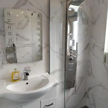 Double Ensuite Room, 1-minute Walk To Bus Stop Accommodatie bij particulieren