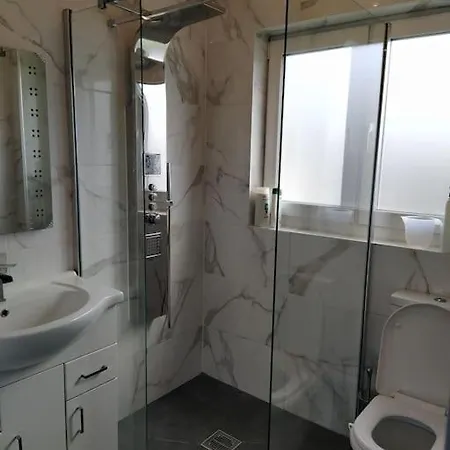 Accommodatie bij particulieren Double Ensuite Room, 1-minute Walk To Bus Stop Edinburgh