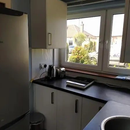 Studio Flat, Frequent Buses, 1-minute Walk To Bus Stop, 15 Minutes To City Center *