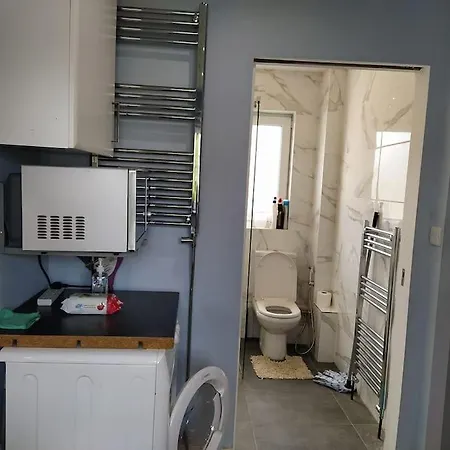 Апартаменты Studio Flat, Frequent Buses, 1-minute Walk To Bus Stop, 15 Minutes To City Center